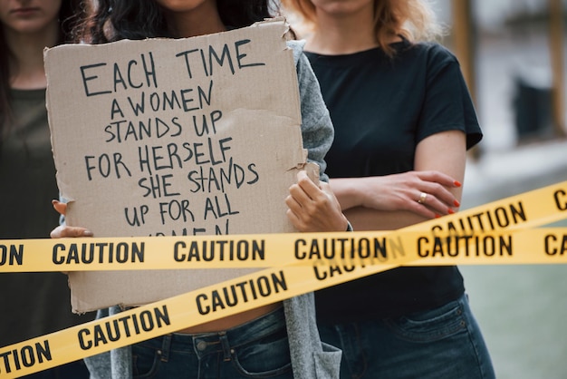 Photo silent protesting people group of feminist women have protest for their rights outdoors