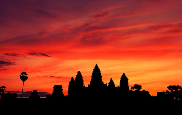 silhouet Angkor wat op de ochtendzonsopganghemel