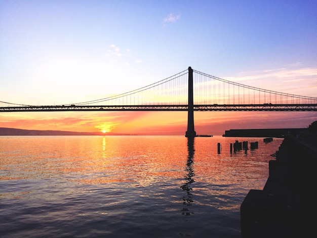 Silhouet baai brug tegen de hemel tijdens zonsondergang