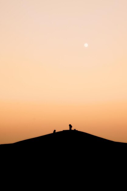 Foto silhouet berg tegen de hemel tijdens zonsondergang