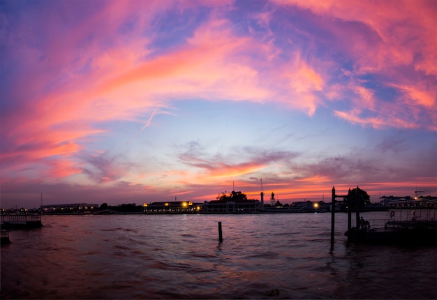 silhouet Chao Phraya rivier avond Bangkok Thailand landschap