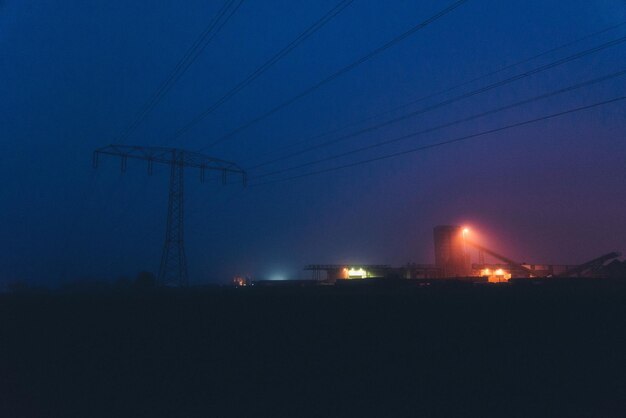 Foto silhouet elektriciteitspylon tegen de hemel's nachts