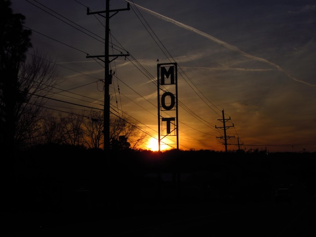 Foto silhouet elektriciteitspylon tegen de hemel tijdens zonsondergang