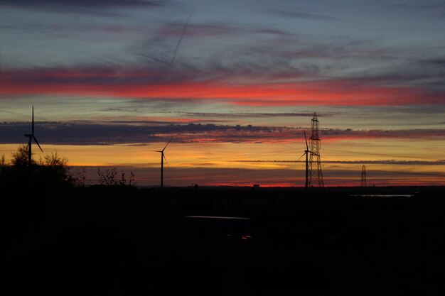 Foto silhouet elektriciteitspylon tegen de oranje hemel