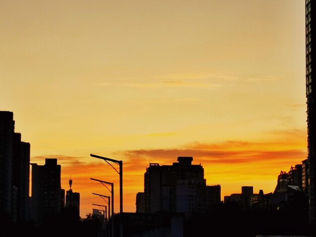 Foto silhouet gebouwen tegen de hemel tijdens zonsondergang