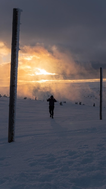 Silhouet ha sfeervolle winterzonsondergang achtergrond