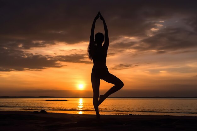 Silhouet illustratie Aziatische vrouw het beoefenen van yoga op het strand bij zonsondergang Meditatie oefening