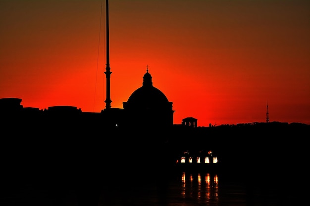 Silhouet kerk tegen de dramatische hemel tijdens zonsondergang