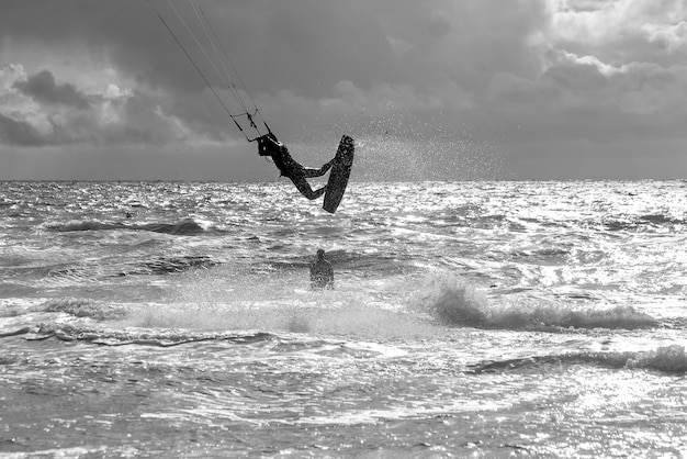 Silhouet kite surfing in de oceaan