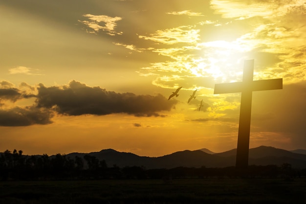 Foto silhouet kruis op de achtergrond van de zonsondergang