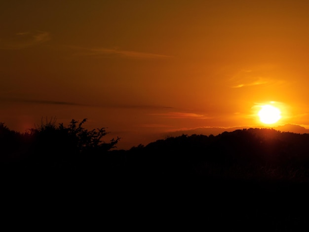 Silhouet landschap bij zonsondergang