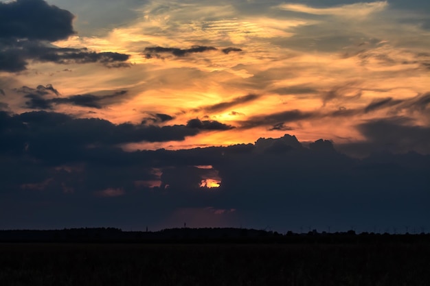 Silhouet landschap bij zonsondergang