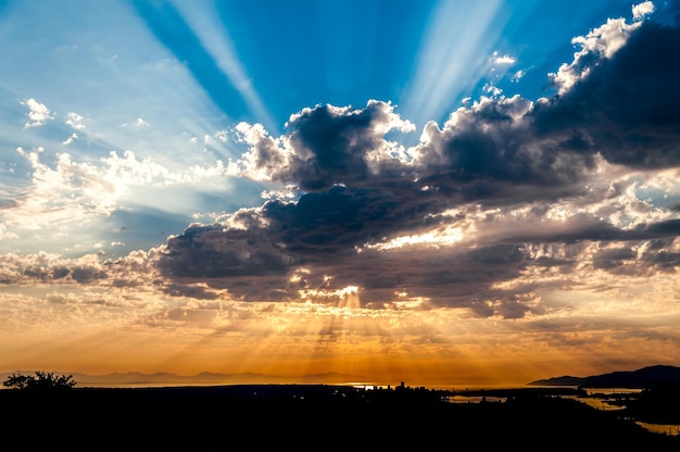 Foto silhouet landschap tegen bewolkte lucht bij zonsondergang