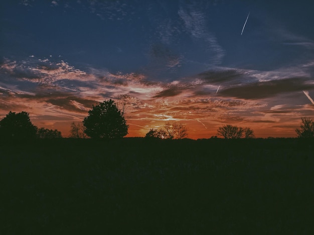 Foto silhouet landschap tegen bewolkte lucht tijdens zonsondergang