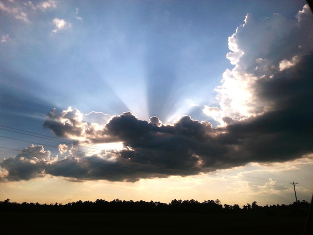 Silhouet landschap tegen bewolkte lucht