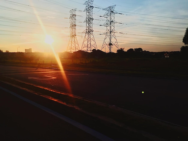 Silhouet landschap tegen de hemel tijdens zonsondergang