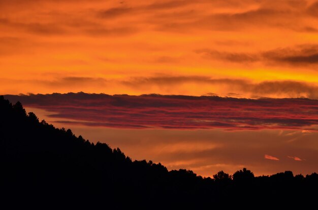 Silhouet landschap tegen een schilderachtige lucht