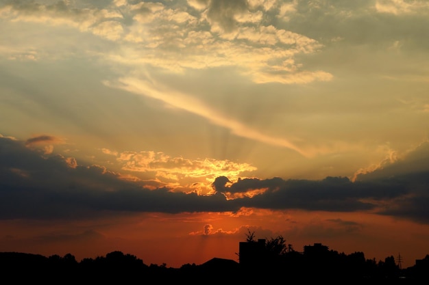 Silhouet landschap tegen een schilderachtige lucht