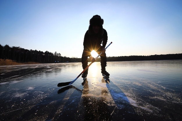 Foto silhouet man die ijshockey speelt
