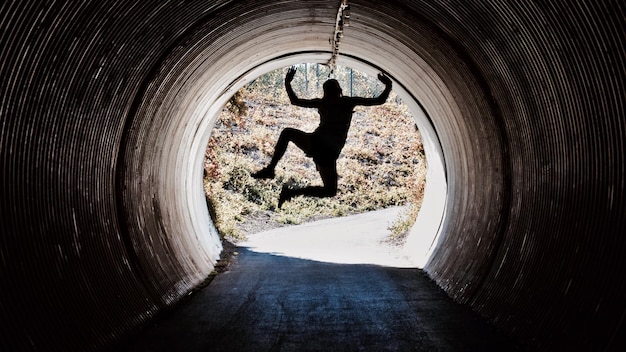 Foto silhouet man in de tunnel
