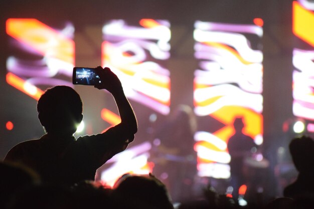 Foto silhouet man op een muziekconcert