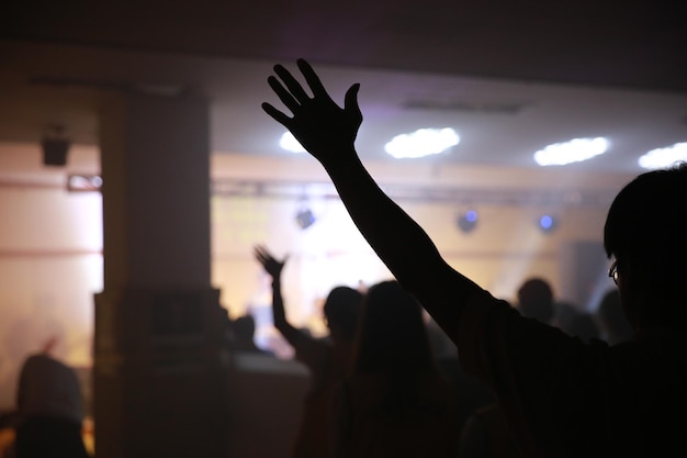 Foto silhouet mensen genieten van een muziekconcert