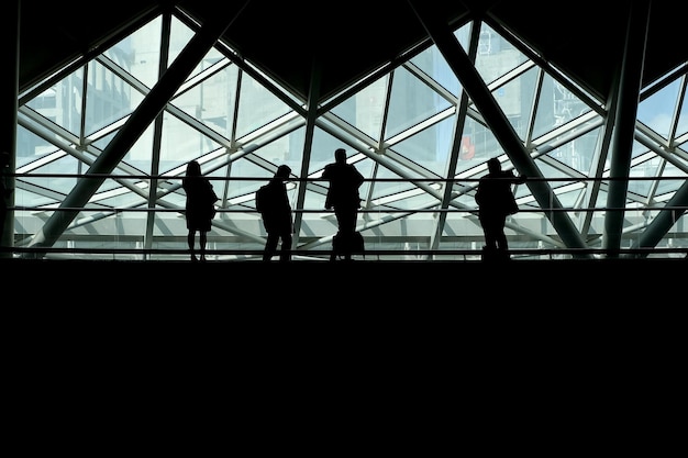 Silhouet mensen staan in de gang van het winkelcentrum