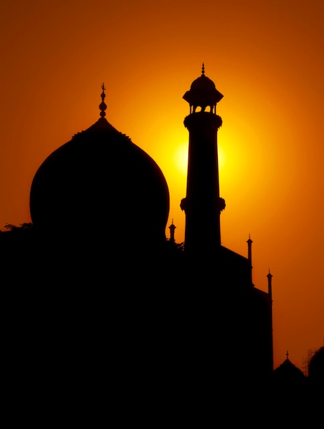 Silhouet moskee tegen de hemel tijdens zonsondergang