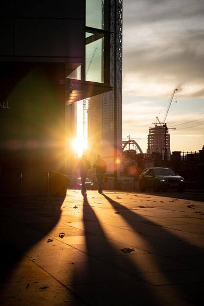 Foto silhouet stadsstraat door gebouwen tegen de hemel tijdens zonsondergang