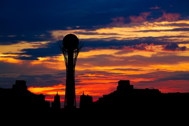 Silhouet van astana stadsgezicht hoofdstad van kazachstan op prachtige zonsondergang