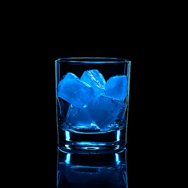 Silhouet van blauw glas met ijs voor sterke alcohol