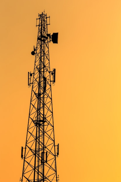 Silhouet van Communicatie Toren in zonsondergangtijd