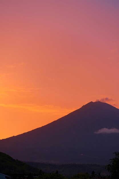 Silhouet van de Agung-vulkaan bij zonsondergang Panorama van de berg op het eiland Bali