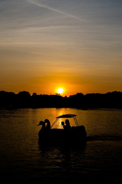 silhouet van de boot bij zonsondergang