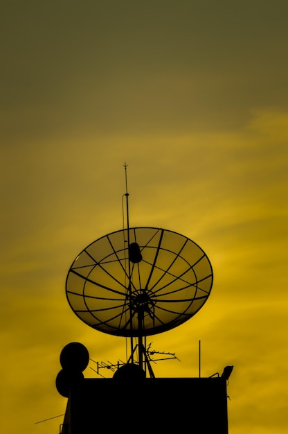 Foto silhouet van de communicatie toren tegen de hemel tijdens zonsondergang