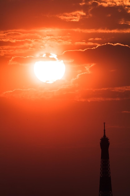 Foto silhouet van de eiffeltoren bij zonsondergang