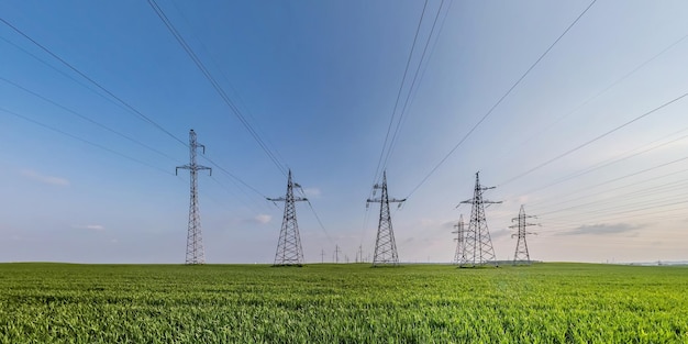 Silhouet van de elektrische hoogspanningsmasten op de achtergrond van mooie avondwolken