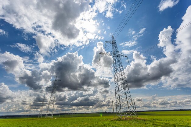 Silhouet van de elektrische hoogspanningsmasten op de achtergrond van prachtige wolken