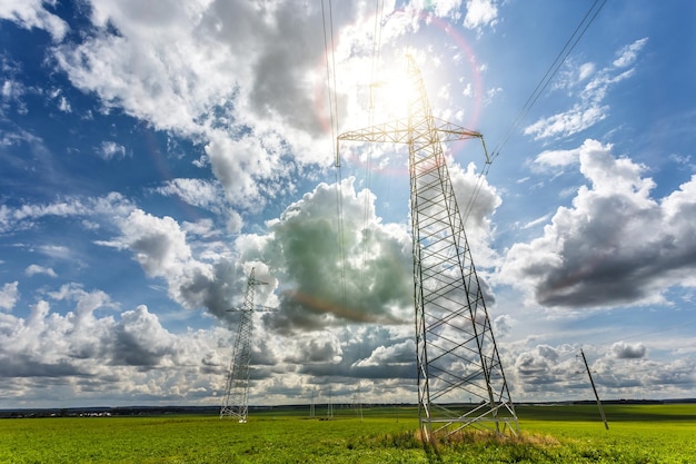 Silhouet van de elektrische hoogspanningsmasten op de achtergrond van prachtige wolken