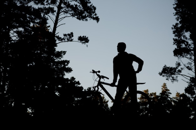 Silhouet van de fietser op racefiets