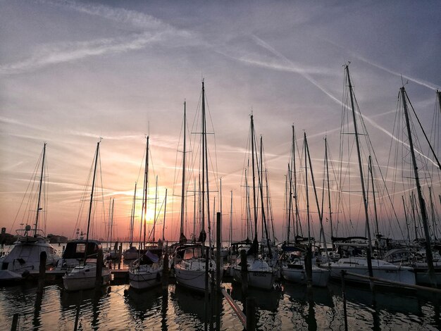 Foto silhouet van de haven tegen de hemel bij zonsondergang