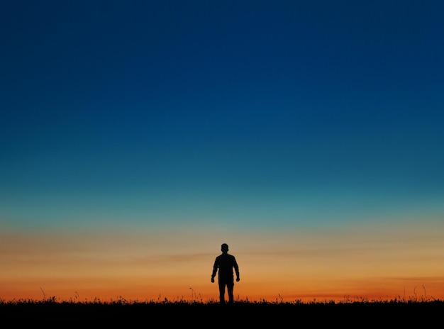 Silhouet van de mens bij zonsondergang de zon. Silhouet van de mens bij zonsondergang de zon. Man aan de horizon bij zonsondergang de zon.