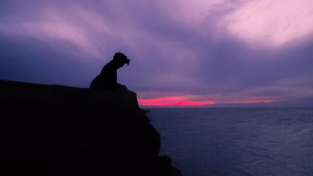 Foto silhouet van de zee tegen de hemel bij zonsondergang