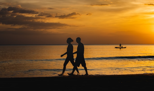 Silhouet van de zonsondergangtijd van de mensenreiziger.