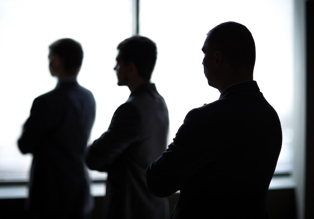 Foto silhouet van drie zakenlieden op kantoor