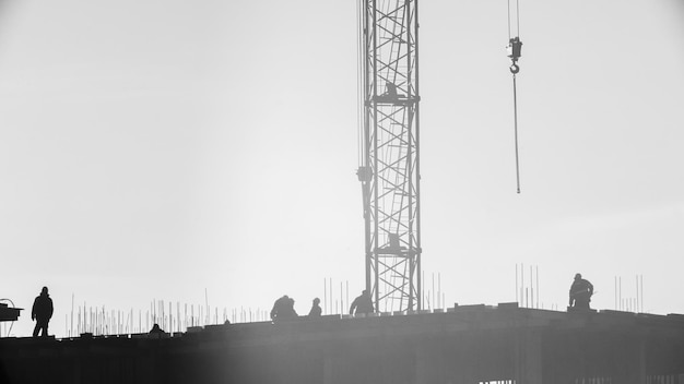 Silhouet van een elektriciteitspylon tegen een heldere lucht