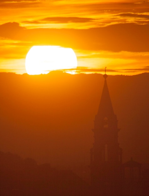 Foto silhouet van een gebouw tegen de hemel bij zonsondergang