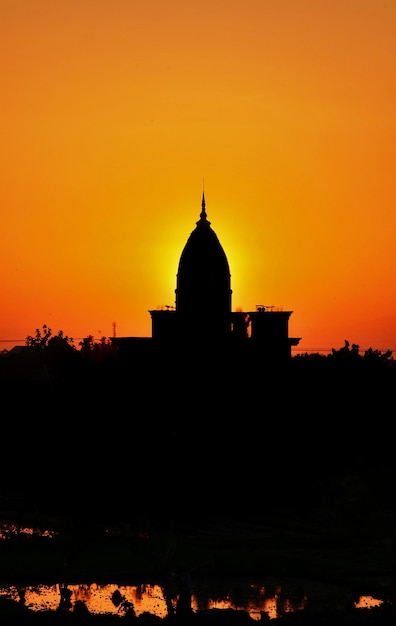 Silhouet van een gebouw tegen de hemel bij zonsondergang