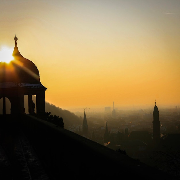 Foto silhouet van een gebouw tegen de hemel tijdens de zonsondergang