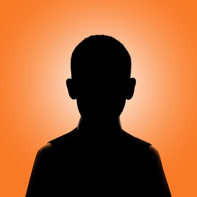 Silhouet van een jongen. Avatar van een jonger die poseert op een oranje achtergrond.